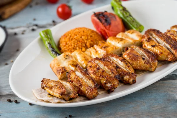 Türkische Küche Chicken Wings Grill Gegrillte Hühnerflügel Auf Hölzernem Hintergrund — Stockfoto