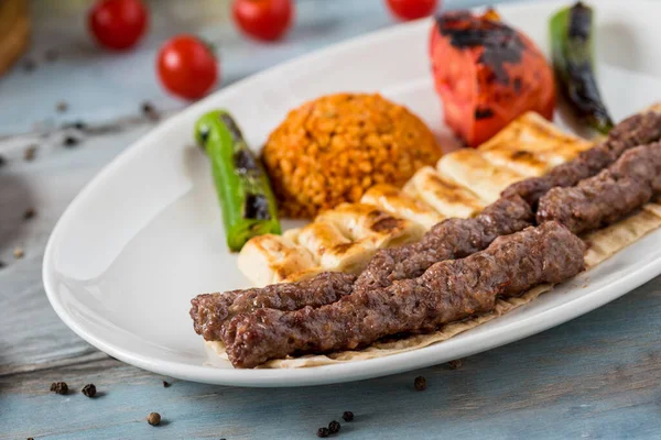 Shish Klopsiki Kebab Kuchni Tureckiej Podawany Białą Płytą Drewnianym Stole — Zdjęcie stockowe