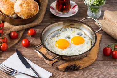 Geleneksel Türk Kahvaltısı - Yağda yumurta, ekmek, domates ve çay