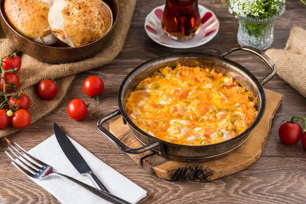 Traditioneel Turks Ontbijt Meneman Gemaakt Van Eieren Tomaten — Stockfoto
