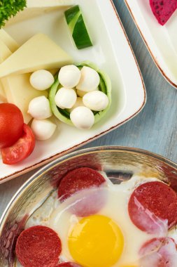 Ahşap masada lezzetli geleneksel Türk kahvaltısı.