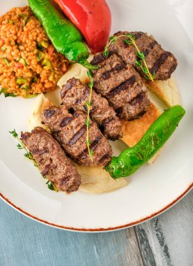 Geleneksel Türk köftesi. Baharatlı köfte kebap ya da kebap..
