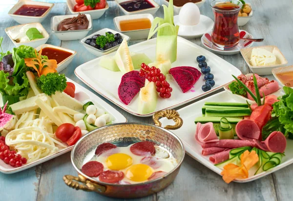 Heerlijk Traditioneel Turks Ontbijt Houten Tafel — Stockfoto