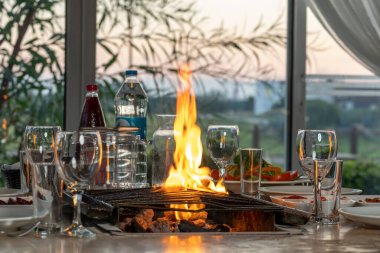 Masada ızgara yapılmış farklı et türleri, özel Türk aperatifleri ve Türk rakısıyla servis ediliyor.. 