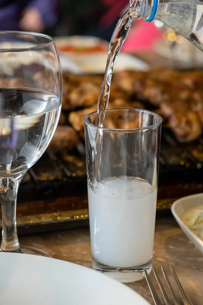 Diferentes Tipos Carne Parrilla Barbacoa Mesa Servido Con Aperitivos Turcos — Foto de Stock