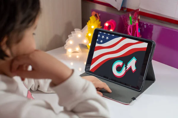 Antalya Turkey August 2020 Tablet Showing American Flag Broken Tiktok — Stock Photo, Image