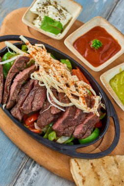 Tavada dolmalık dolmalık biberli sığır eti ve sos.