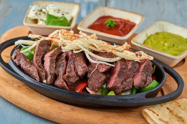 Tavada dolmalık dolmalık biberli sığır eti ve sos.