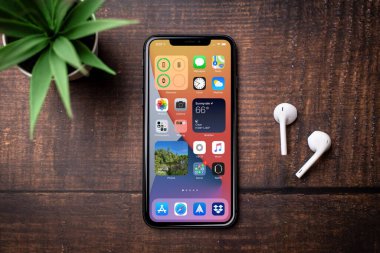 Antalya, TURKEY - 18 Ağustos 2020 Yeni ios 14 ekran iPhone, Apple 'ın akıllı telefonlarının piyasaya sürüleceği bir sonraki işletim sistemi