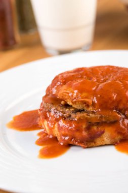 Lezzetli Türk İslak hamburgeri ya da ahşap masada ıslak burger. 