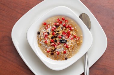 Geleneksel Türk Tatlısı, tahta zemin üzerinde 