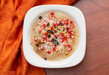 Geleneksel Türk Tatlısı, tahta zemin üzerinde 