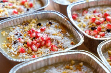 Geleneksel Türk Tatlısı, tahta zemin üzerinde 