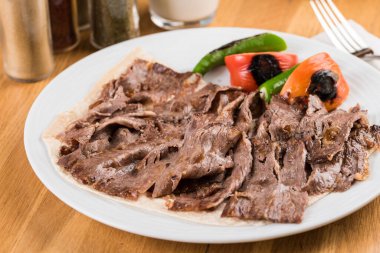 Geleneksel İskender kebap ya da donör kebap. 