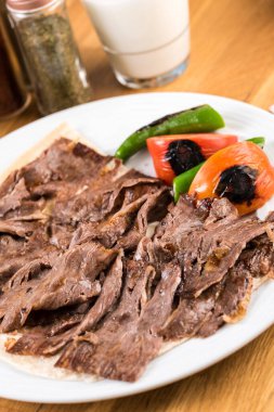 Geleneksel İskender kebap ya da donör kebap. 