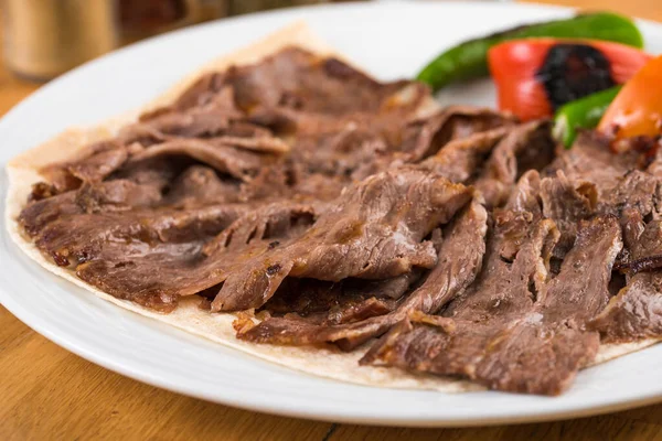 Geleneksel İskender kebap ya da donör kebap. 