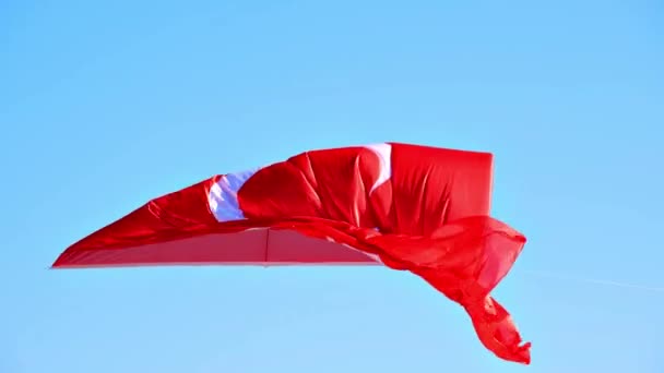 Vlag Van Turkije Wuivend Wind Blauwe Lucht Achtergrond — Stockvideo