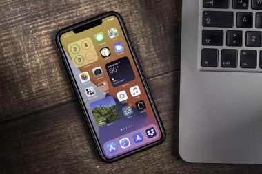 Antalya, TURKEY - 5 Eylül 2020. Yeni ios 14 ekran iPhone, Apple 'ın akıllı telefonlarının piyasaya sürüleceği bir sonraki işletim sistemi.