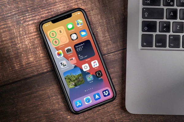 Antalya, TURKEY - 5 Eylül 2020. Yeni ios 14 ekran iPhone, Apple 'ın akıllı telefonlarının piyasaya sürüleceği bir sonraki işletim sistemi.