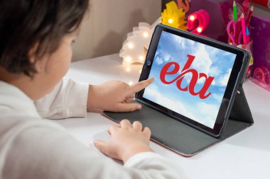 Antalya, TURKEY - 07 Eylül 2020: TRT EBA TV 'de online eğitime hazır kız. Tablet Eba Tv uygulama logosunu gösteriyor. 