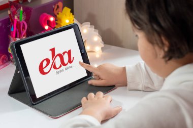 Antalya, TURKEY - 07 Eylül 2020: TRT EBA TV 'de online eğitime hazır kız. Tablet Eba Tv uygulama logosunu gösteriyor. 