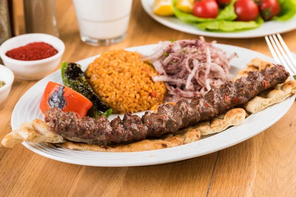 Turecka Adana Kebab Warzywami Drewnianym Stole — Zdjęcie stockowe