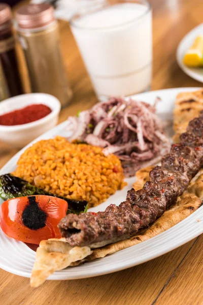 Turkiska Adana Kebab Med Grönsaker Träbord — Stockfoto