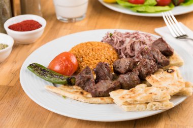 Geleneksel kuzu şiş kebap ve bulgur pilavı..
