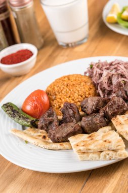 Geleneksel kuzu şiş kebap ve bulgur pilavı..