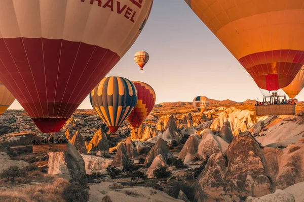 Cappadocia Turchia Settembre 2020 Mongolfiere Volanti Paesaggio Roccioso All Alba — Foto Stock