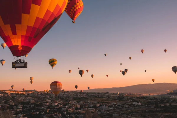 Capadócia Turquia Setembro 2020 Balões Quente Voadores Paisagem Rochosa Nascer — Fotografia de Stock