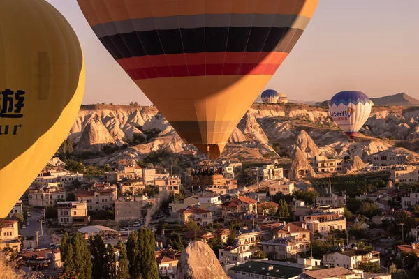 Cappadocia Turchia Settembre 2020 Mongolfiere Volanti Paesaggio Roccioso All Alba — Foto Stock