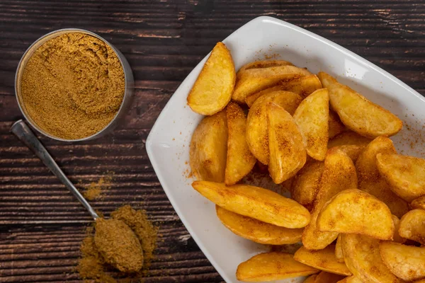 Patate Con Zeppa Mela Piccante Piatto Bianco Tavolo Legno — Foto Stock