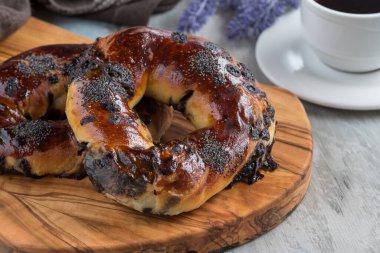 Çikolatalı Türk bagel acması ve ahşap zemin üzerinde çay.