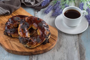 Çikolatalı Türk bagel acması ve ahşap zemin üzerinde çay.