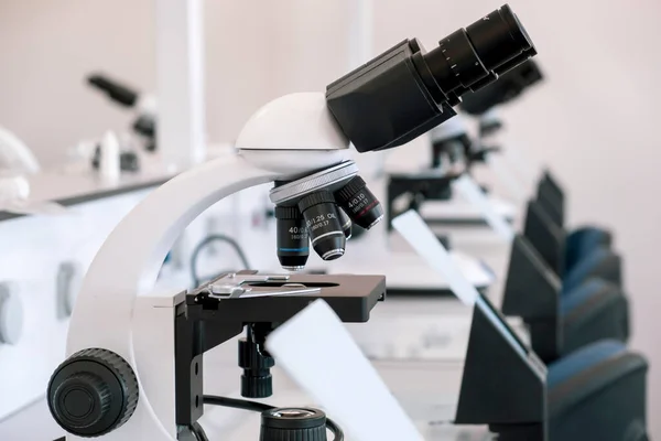 Микроскоп Столе Лаборатории Линия Микроскопов Столах Больничной Лаборатории Людей — стоковое фото