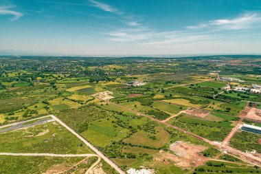 Şehir merkezinin yakınlarındaki tarım alanlarının havadan çekilmiş fotoğrafı.