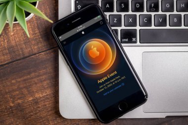 Antalya / Türkiye - Ekim 06, 2020: ekranda Apple etkinlik logosu olan elleri iPhone 'da tutmak.