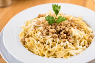 Peynirli Türk Erişte / Eriste, ahşap arka planda ceviz