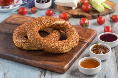Türk simidi ve siyah Türk çayı ahşap masada.