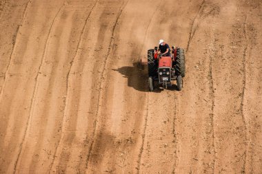 Traktörün hava görüntüsü, ekili alanı birleştirin. Fotoğraf: 