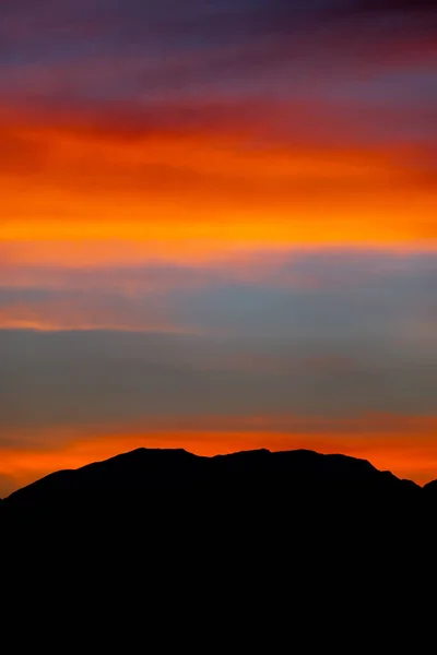 Atardecer Silueta Picos Montaña Montaña Puesta Del Sol Cielo Nubes — Foto de Stock