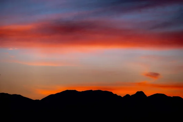 Ηλιοβασίλεμα Κορυφώνει Σιλουέτα Σύννεφα Ουρανού Βουνού — Φωτογραφία Αρχείου