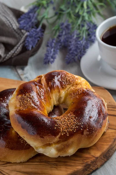 Kesme tahtasındaki taze Türk akması.