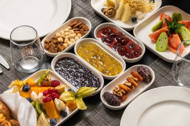 Reçelli, meyveli, fındıklı ve peynirli çeşitli kahvaltı tabağı.