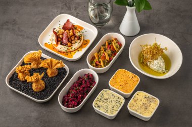 Sofrada soslu, soslu ve sebzeli çeşitli mezeler.