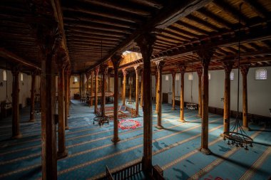 Konya Beysehir 'deki Esrefoğlu Camii' nin içi ahşap sütunları ve halılarıyla dolu.