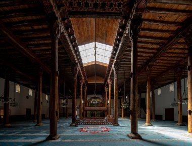 Konya Beysehir 'deki Esrefoğlu Camii' nin içi ahşap sütunları ve halılarıyla dolu.