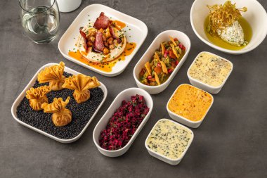 Sofrada soslu, soslu ve sebzeli çeşitli mezeler.