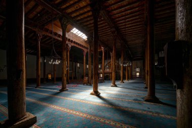Konya Beysehir 'deki Esrefoğlu Camii' nin içi ahşap sütunları ve halılarıyla dolu.